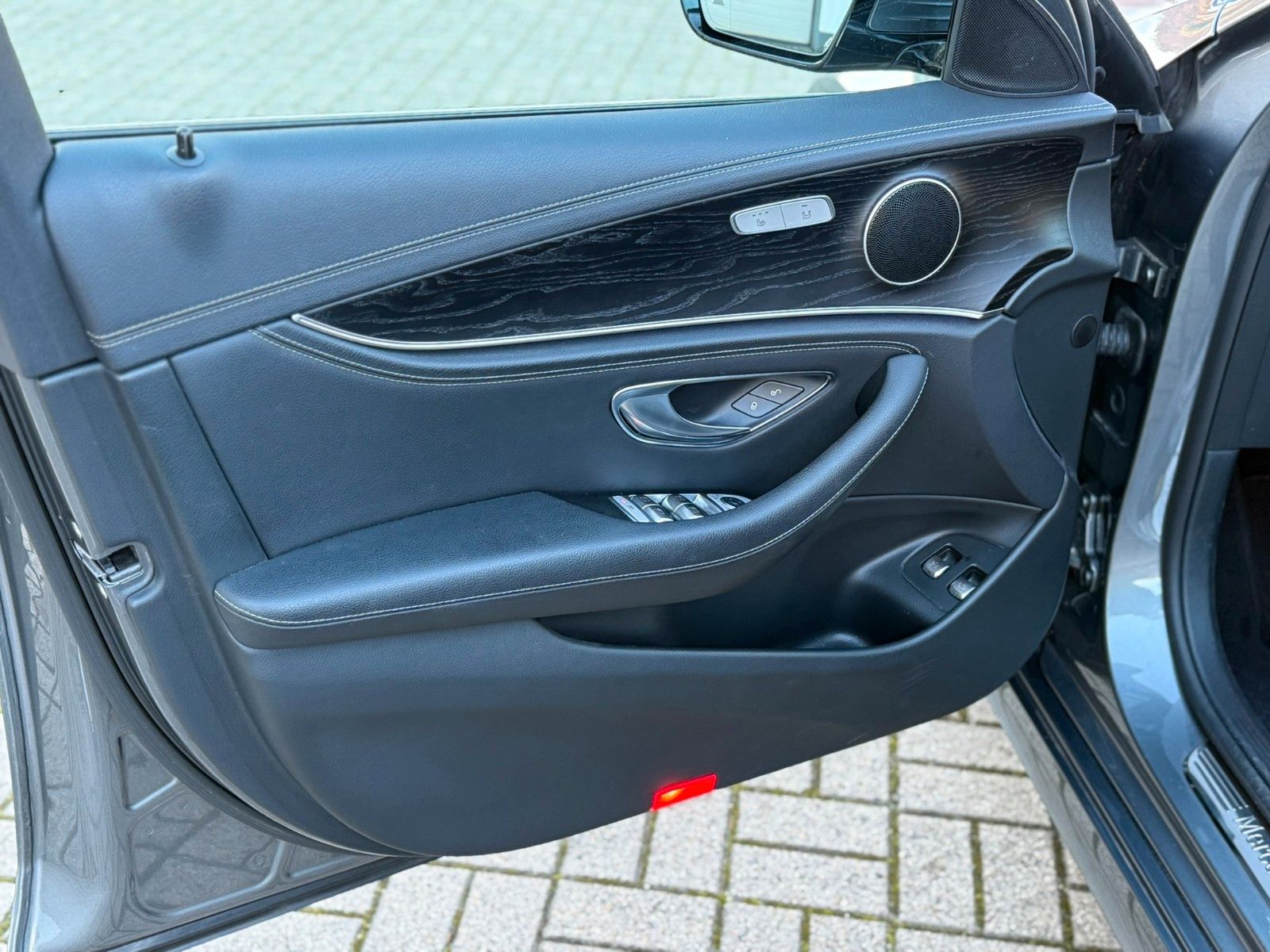 Fahrzeugabbildung Mercedes-Benz E 300 de T AMG+DISTRONIC+LENKASSI+360°+AHK+AMBIE