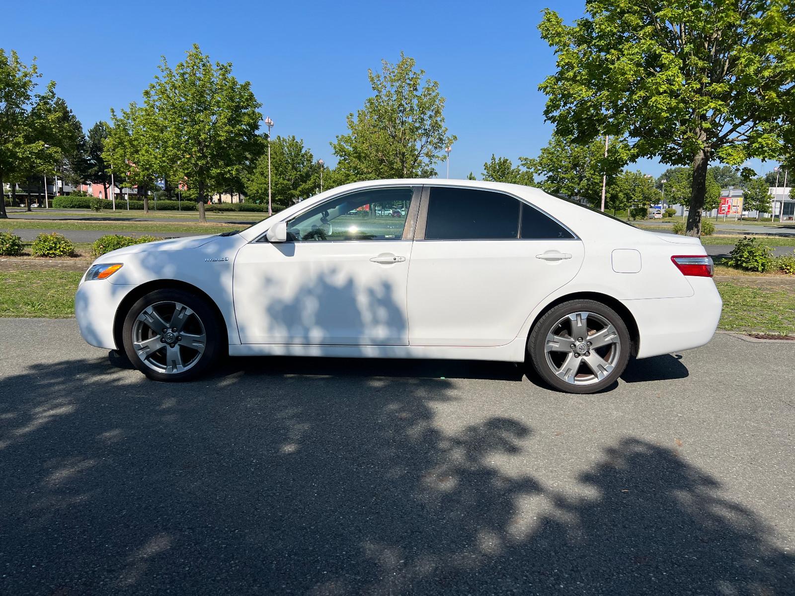 Toyota Camry 2,4L Hybrid Limousine weiß AHK PDC JBL