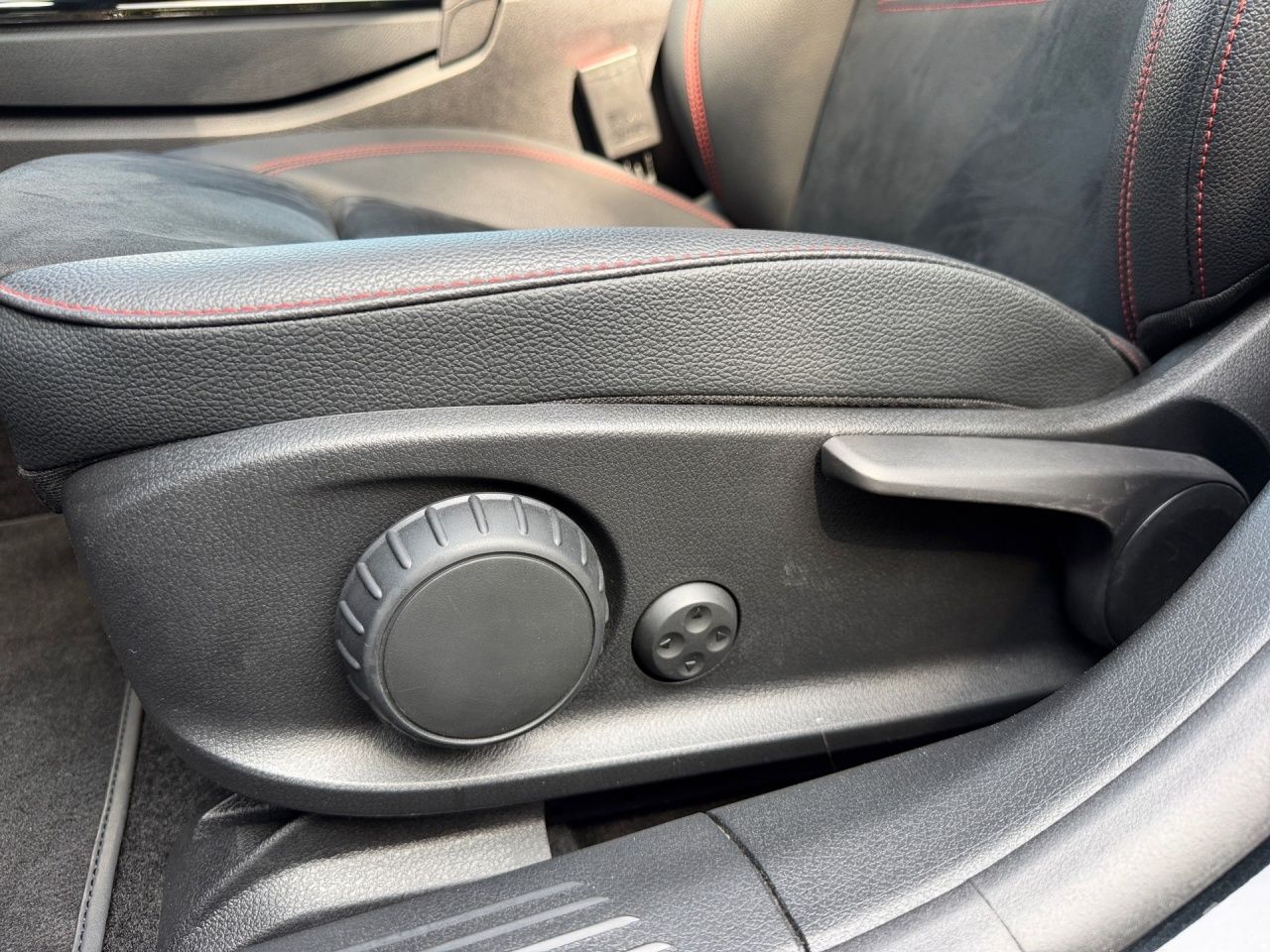 Fahrzeugabbildung Mercedes-Benz CLA 200 SB AMG AHK Night Multibeam KeylessGo