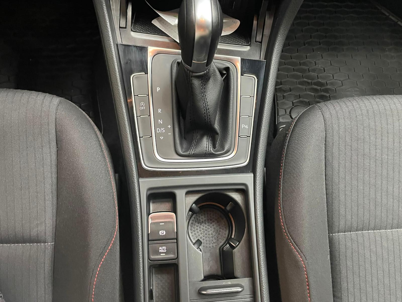 Volkswagen Golf VII Lim. Sound DSG / Carplay / Xenon