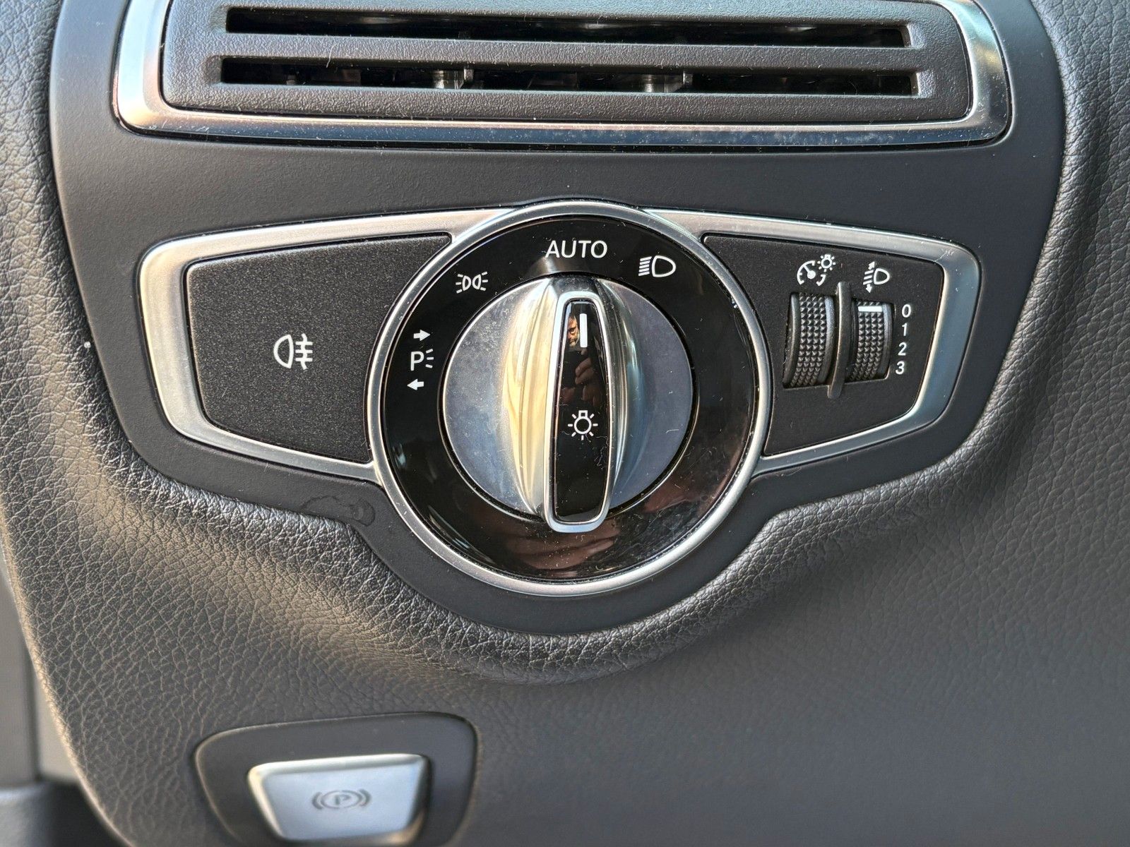 Fahrzeugabbildung Mercedes-Benz C 200 T AVANTGARDE Navi Leder SPORTSITZE PDC 2HD