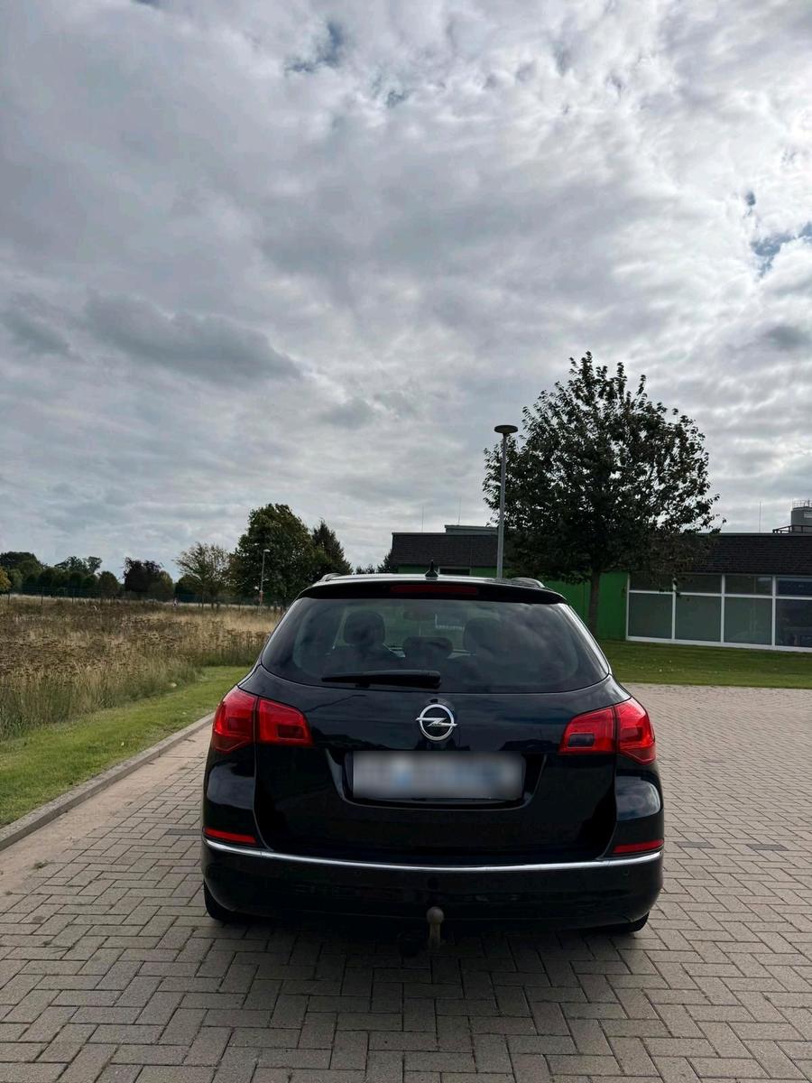 Opel Astra 2013 — rear view