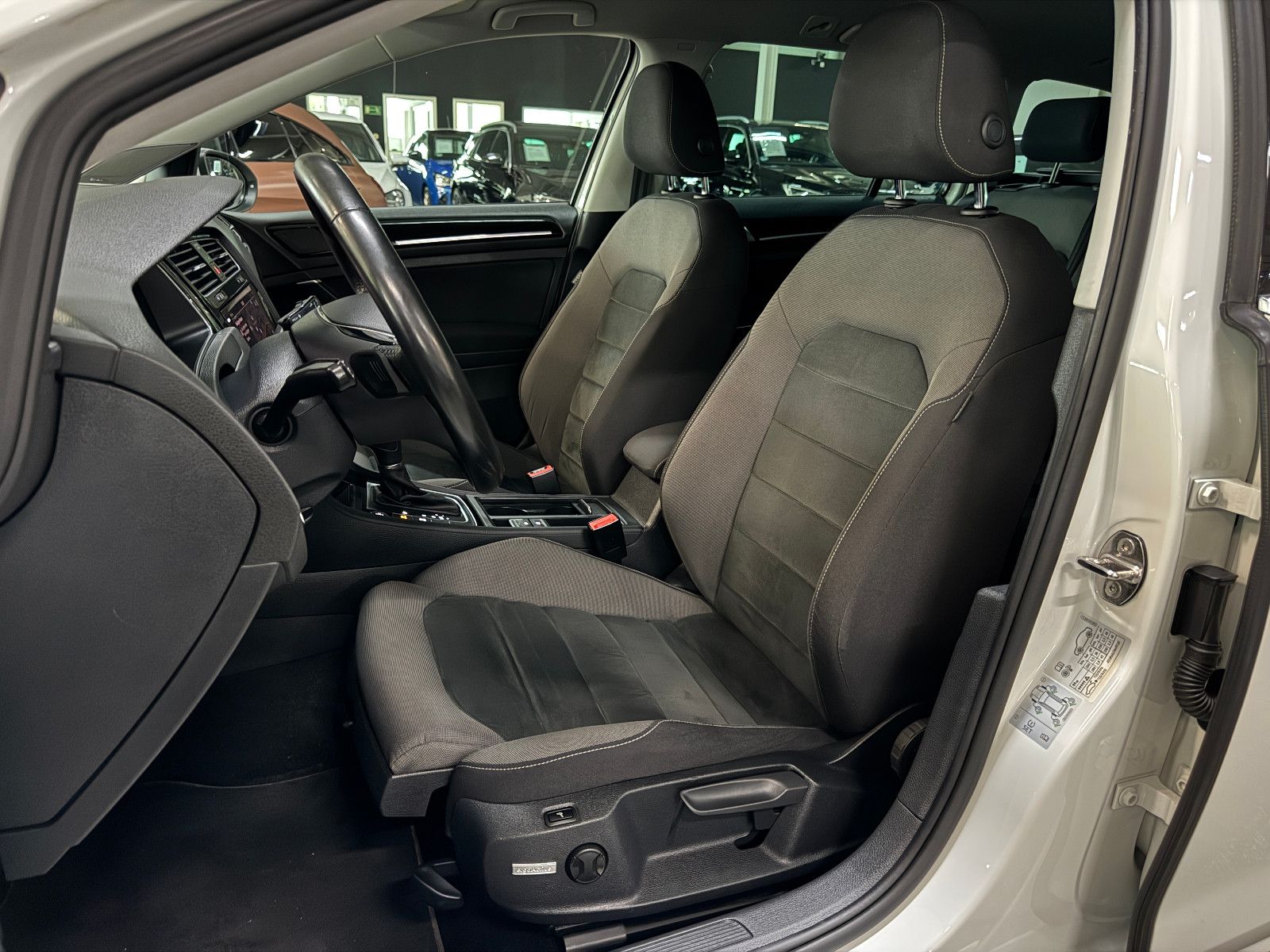 Fahrzeugabbildung Volkswagen Golf VARIANT 2.0 TDI DSG R-LINE SPORTPAKET VOLL