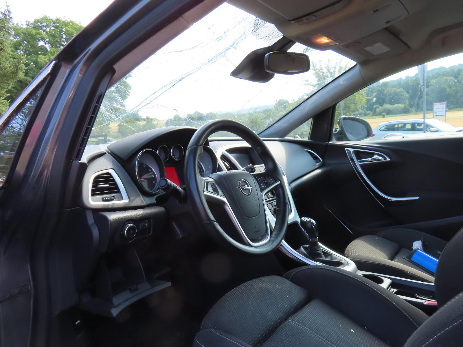 Opel Astra 2012 — photo 9