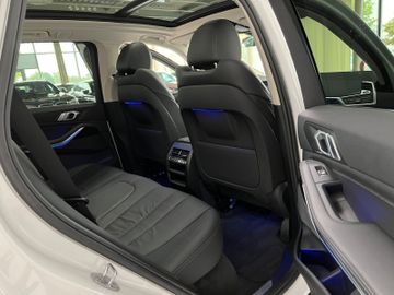 Fahrzeugabbildung BMW X5 xD40i Panorama Kamera Alarm AHK AdLED M Sport