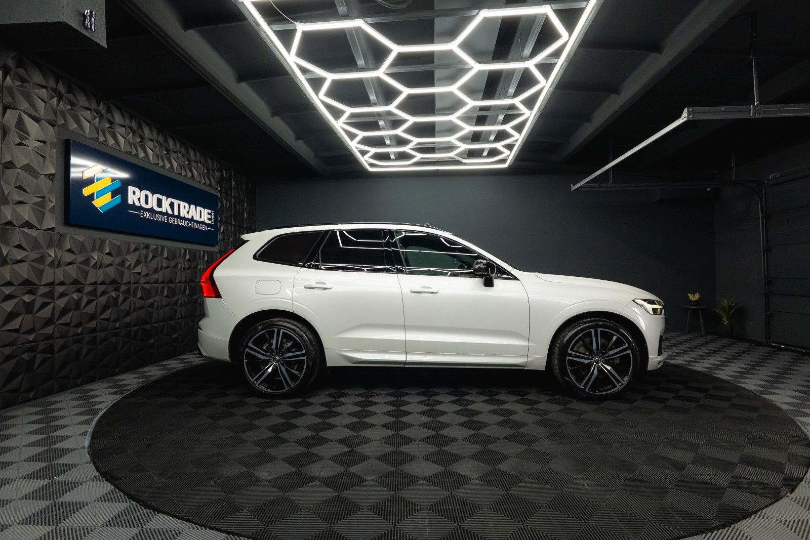 Fahrzeugabbildung Volvo XC60 R Design AWD | ACC | Pano | B&W | LED | 21`