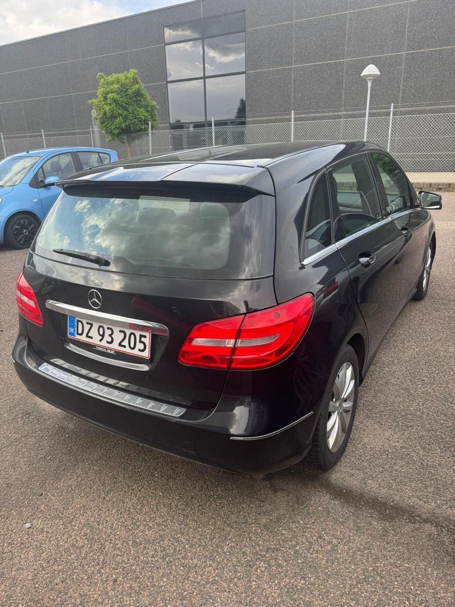 Mercedes-Benz B180 2013 — engine 1.796 cm³, 109 HP (80kW)
