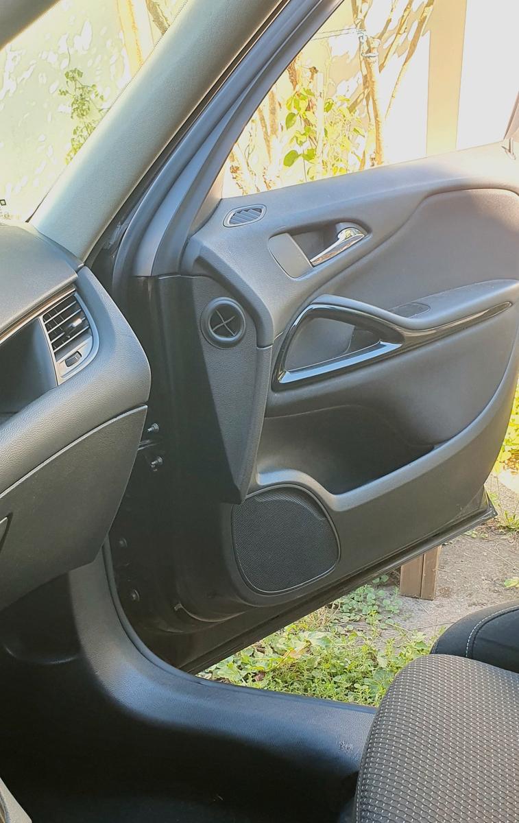 Opel Zafira tourer 2012 — двигун 1.956 cm³, 131 HP (96kW)