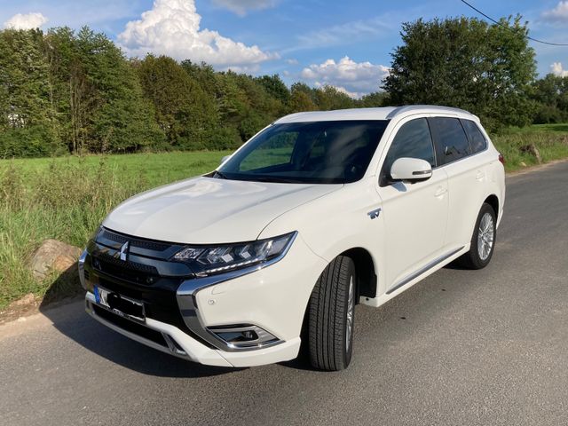 Mitsubishi Outlander 2.4 MIVEC PLUG-IN HYBRID 4WD Plus ...