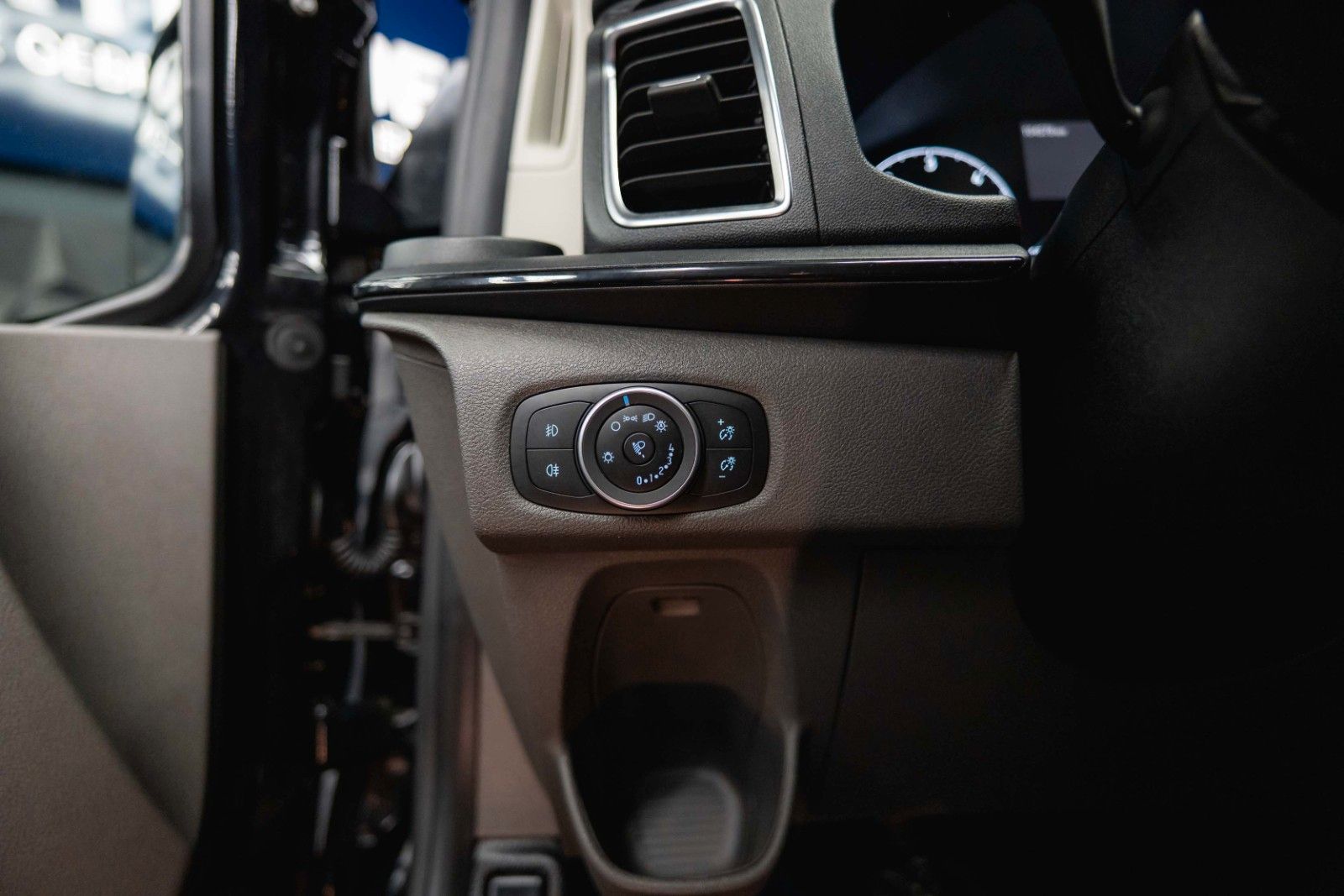 Fahrzeugabbildung Ford Tourneo Custom 320 L2 Sport | 8Sitze | ACC | LED