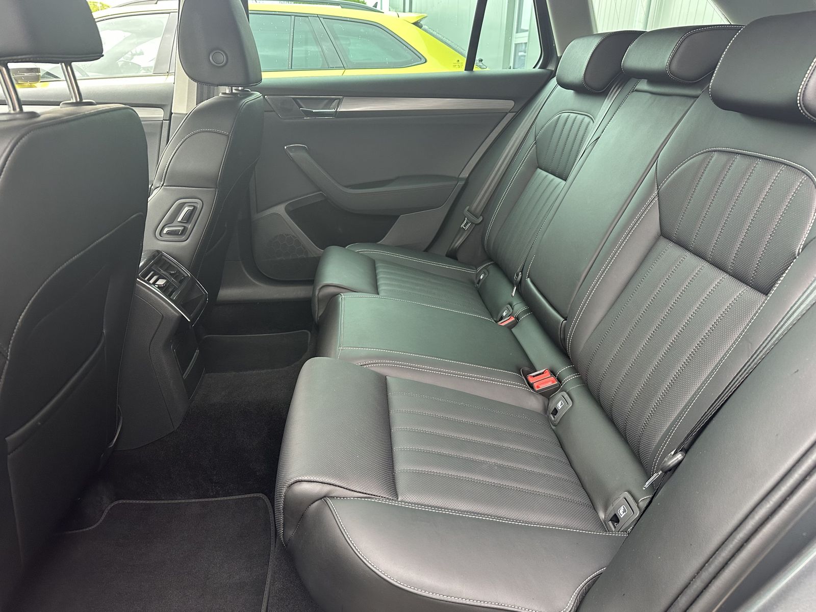 Fahrzeugabbildung SKODA Superb Combi 1.4 TSI iV Style DSG NAV+LED+ACC+VC