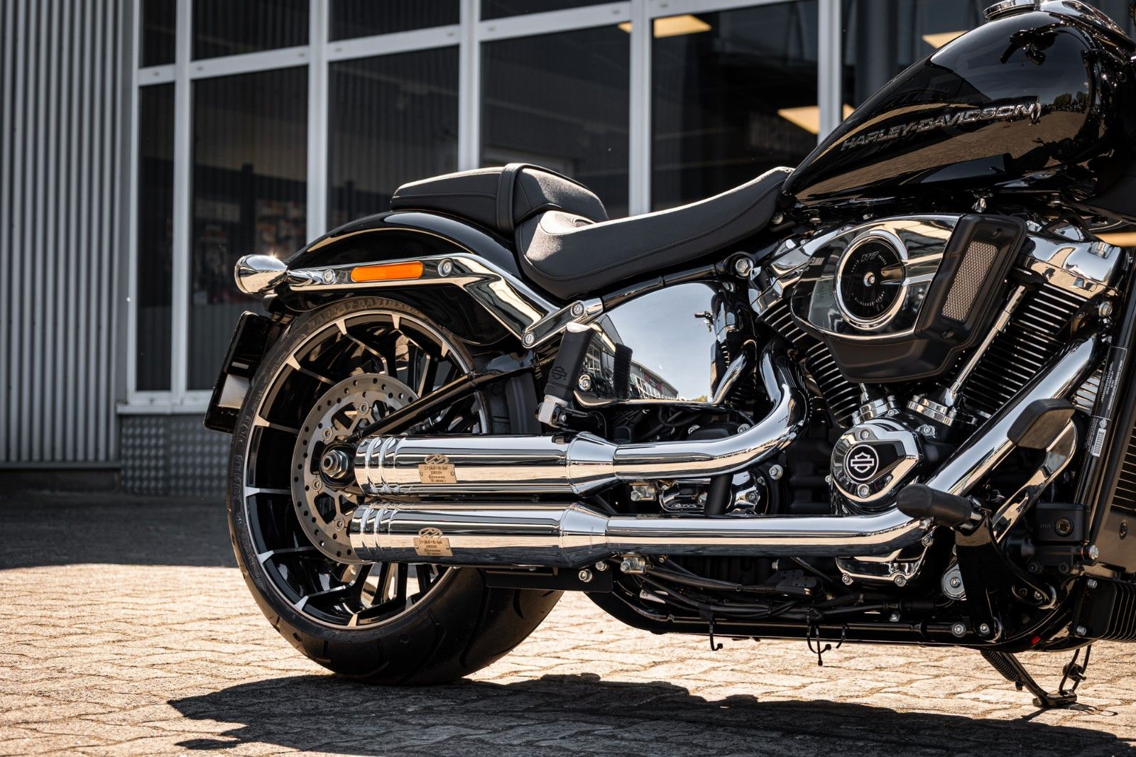 Fahrzeugabbildung Harley-Davidson BREAKOUT FXBR 117 ci - Jekill & Hyde