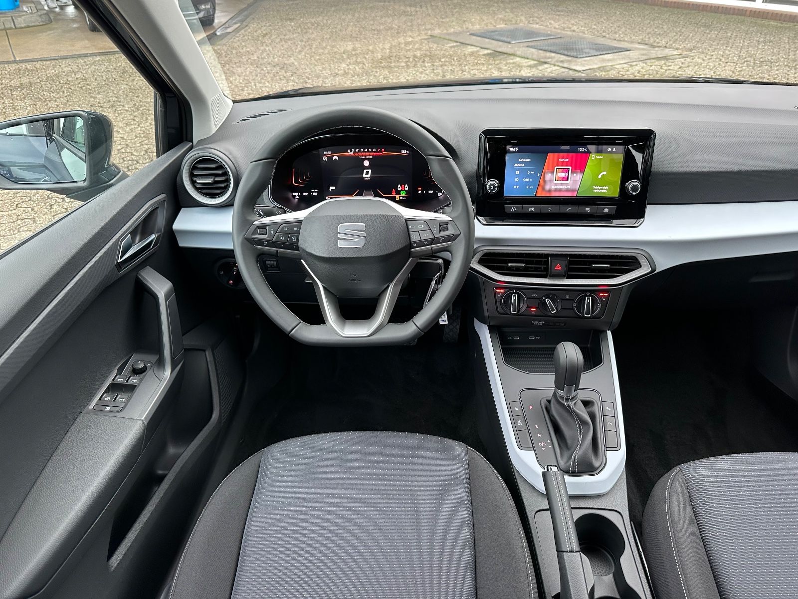 Fahrzeugabbildung SEAT Arona 1.0 TSI Style DSG ACC/LED/SHZG/PDC/GJR