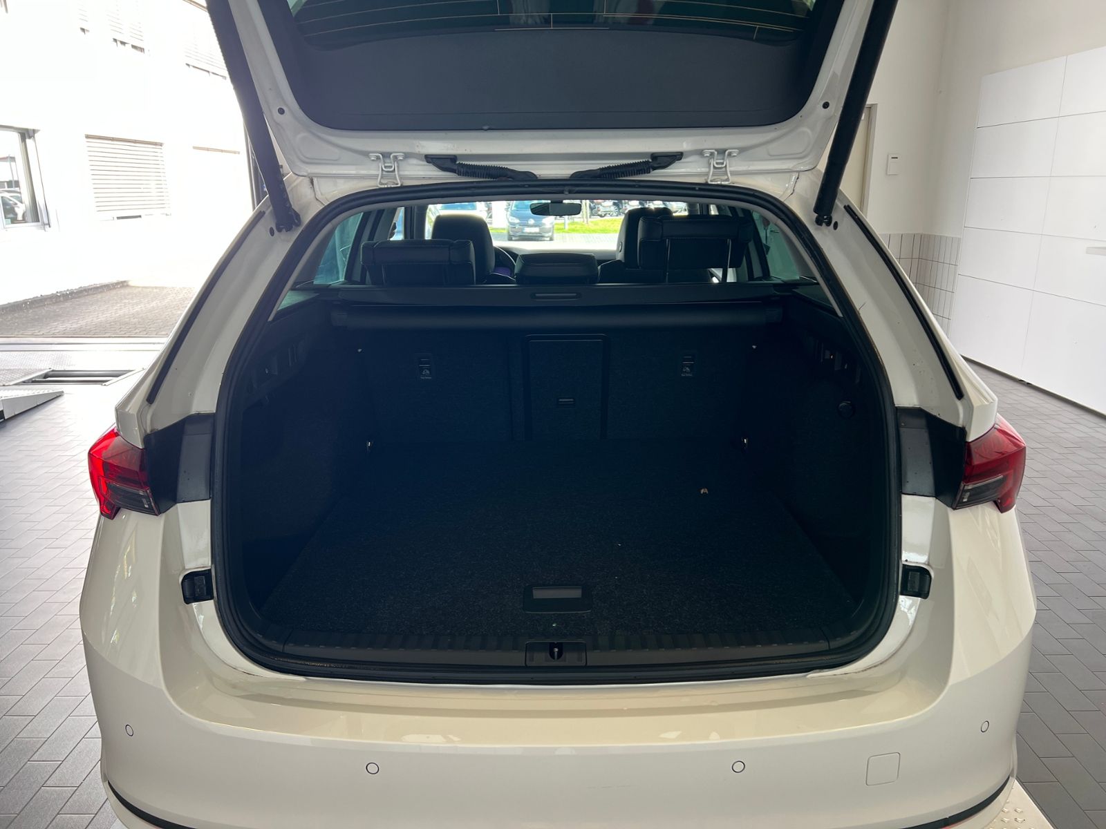 Fahrzeugabbildung SKODA Octavia Combi Tour 2.0 TDI DSG *AHK, LED, ACC, K