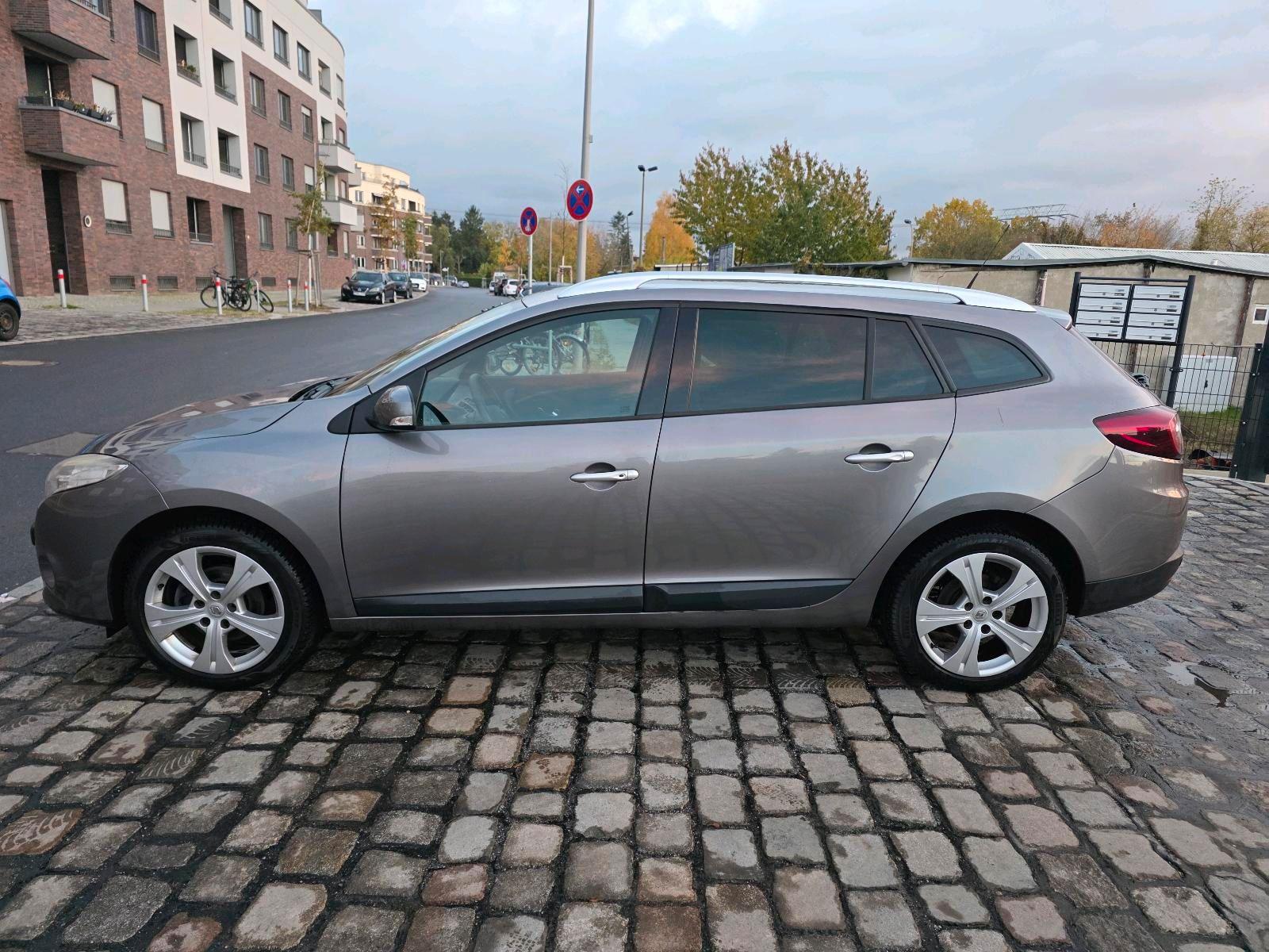 Renault Megane 2011 — вигляд ззаду