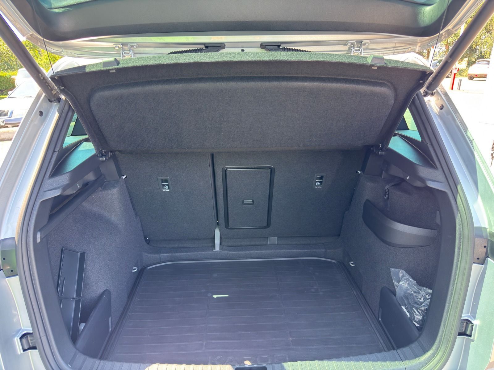 Fahrzeugabbildung SKODA Karoq Sportline 1.5TSI 6-Gang*AHK*RFK*Matrix*eHe