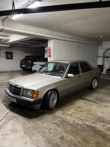 Mercedes-Benz 190 2,6 - Mercedes-Benz 190 mit Benzin-Antrieb: Limousine, mit Klimaanlage, 2.6