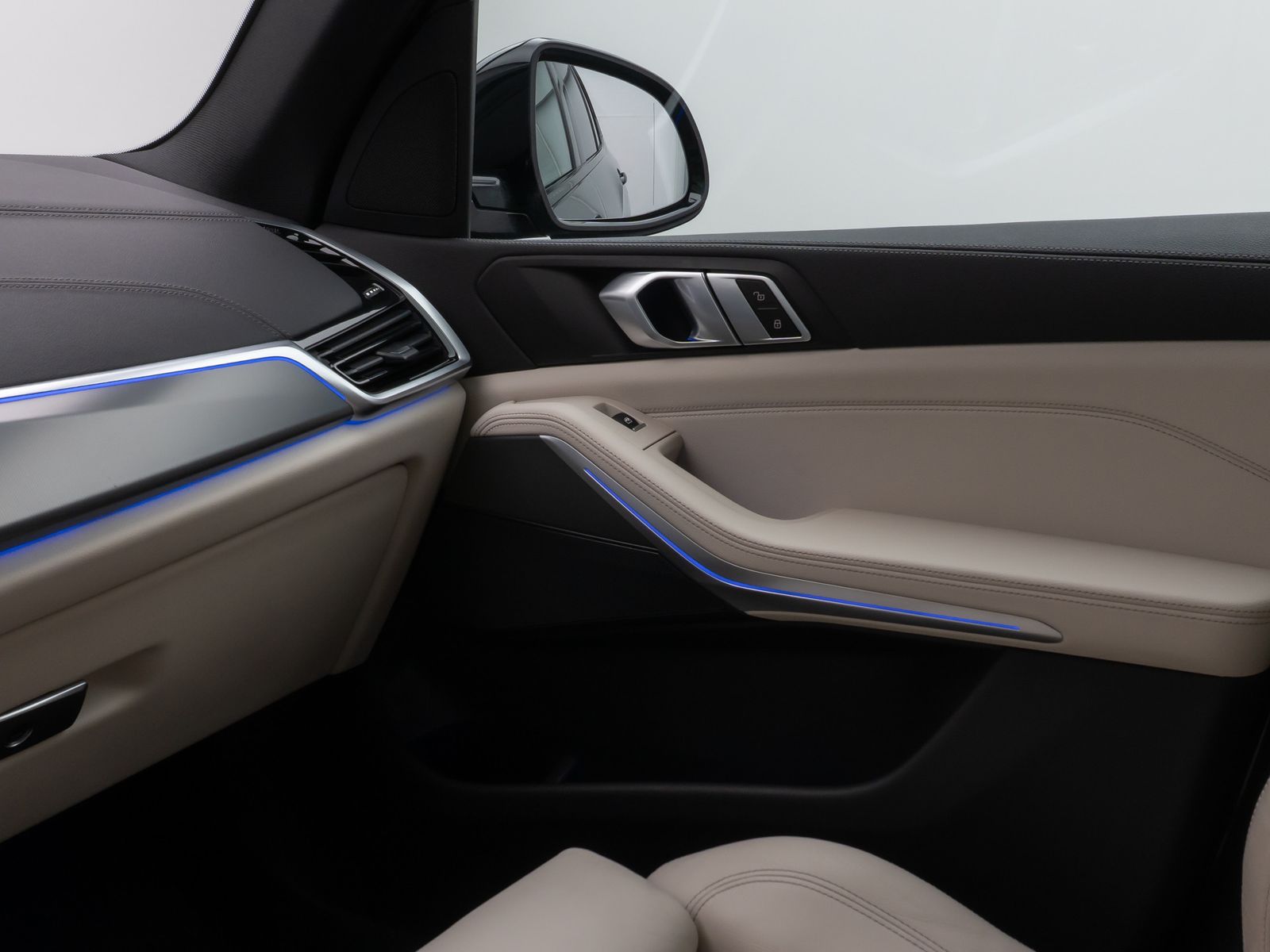 Fahrzeugabbildung BMW X5 xD30d M Sport Kamera HUD DAB HiFi Komfort 20"