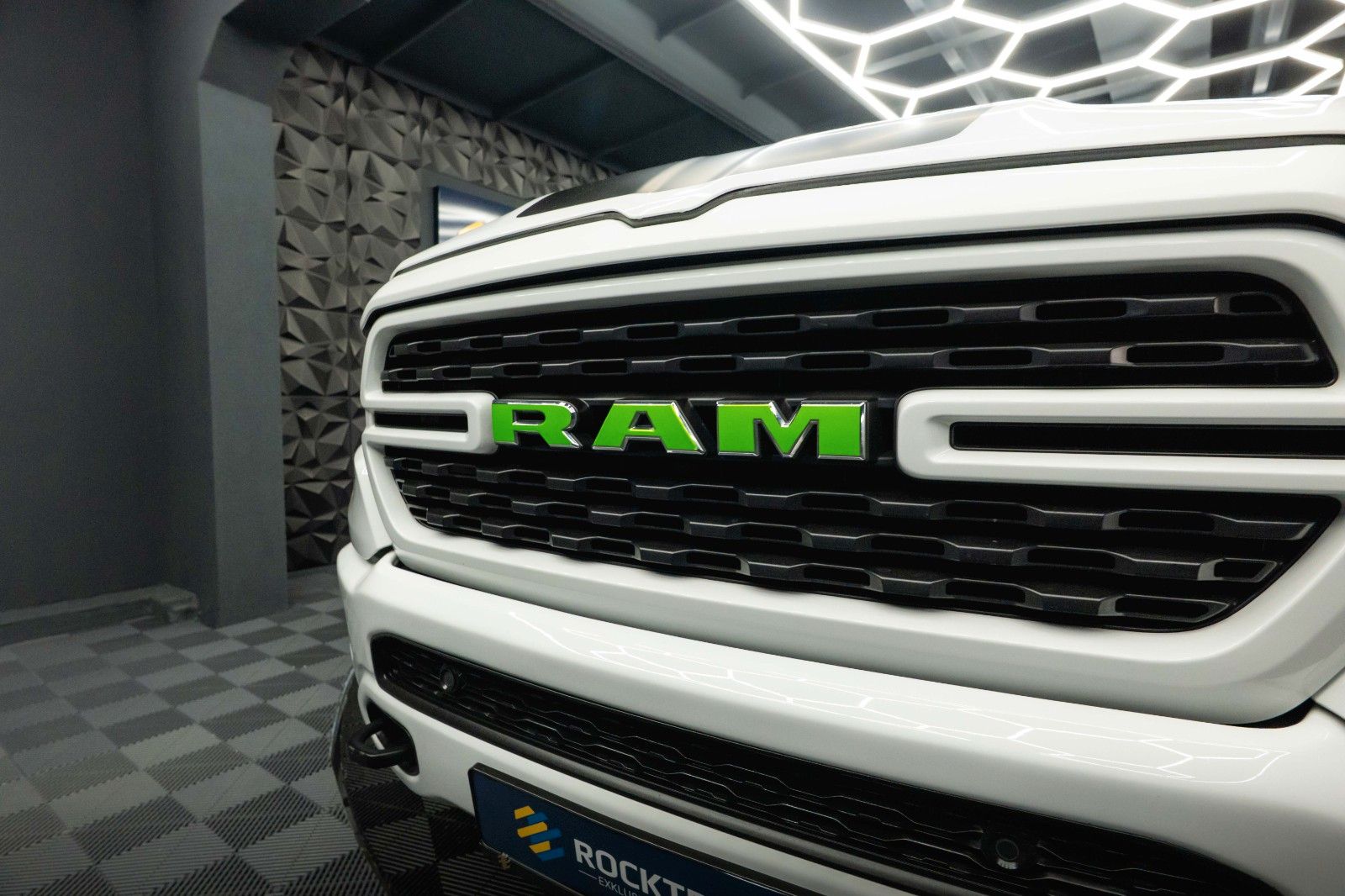 Fahrzeugabbildung Dodge RAM 5.7 V8 HEMI 4x4 OFFROAD Night-Paket LONGBED
