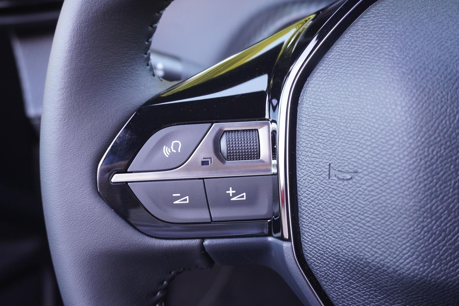 Peugeot 2008 PureTech 145 Aut. LED ACC Navi 360°