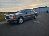 Mercedes-Benz 260 - Mercedes-Benz 260 mit Benzin-Antrieb