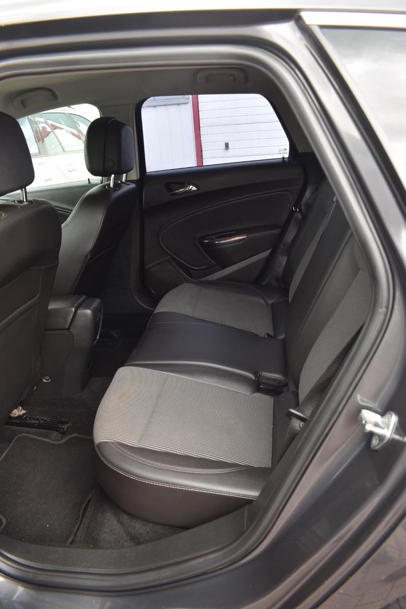 Opel Astra 2011 — photo 11