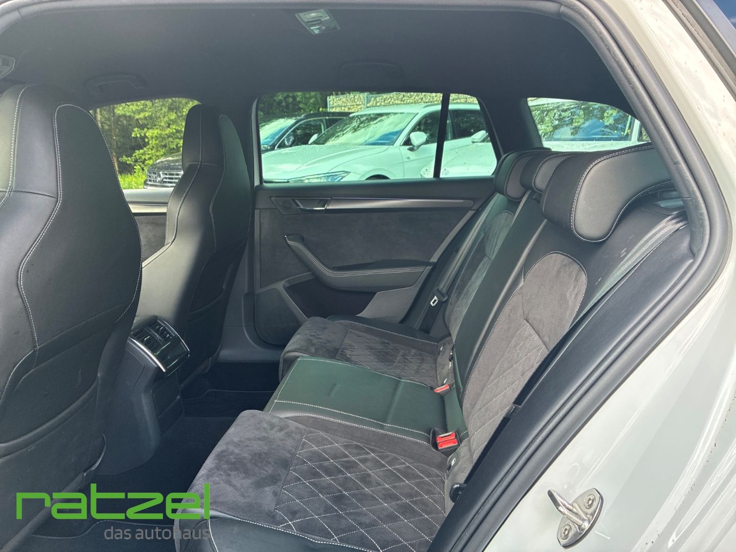 Fahrzeugabbildung SKODA Superb Sportline Combi 2.0 TDI AHK Navi Leder