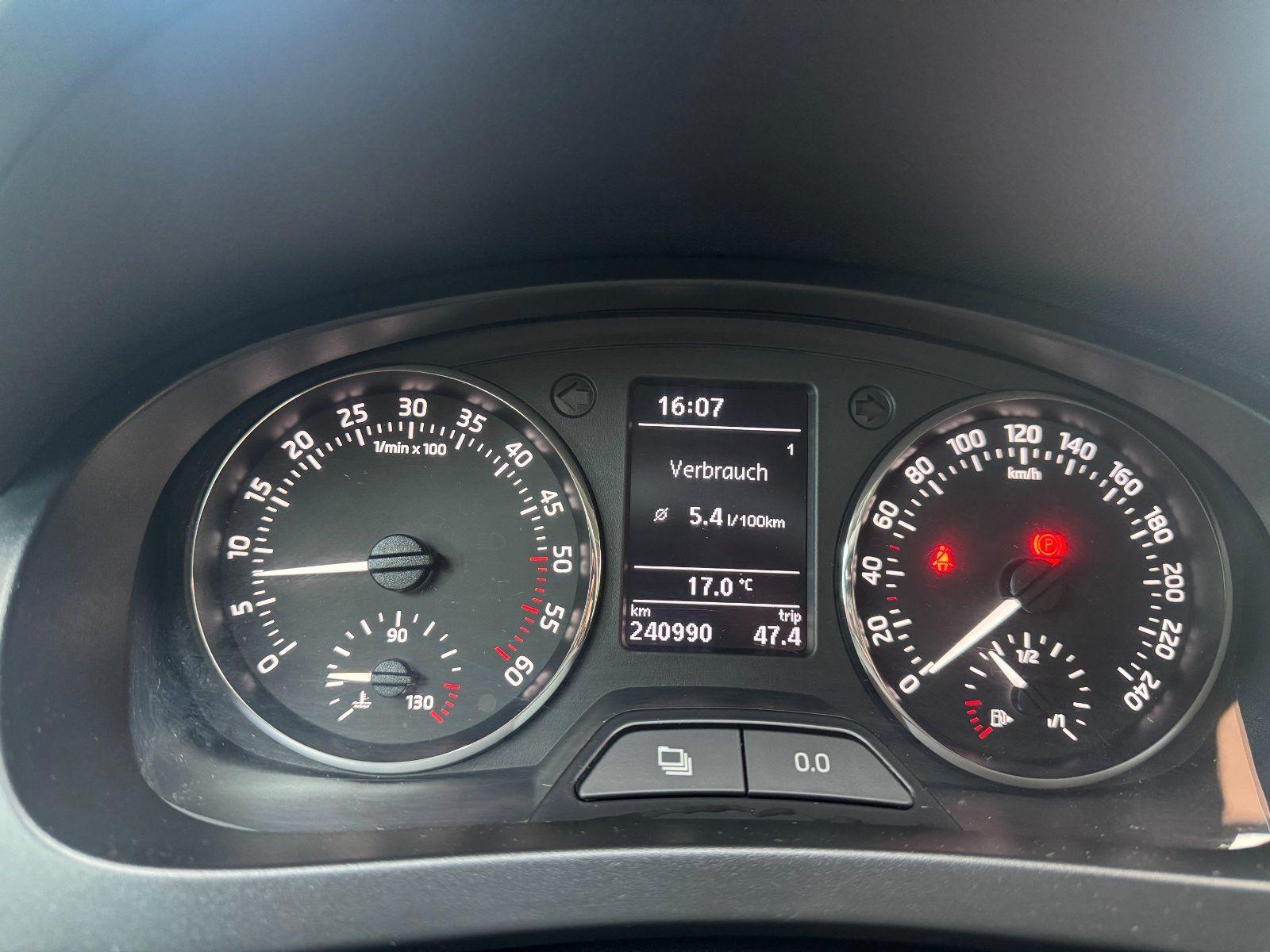 Skoda Rapid 2014 — rear view