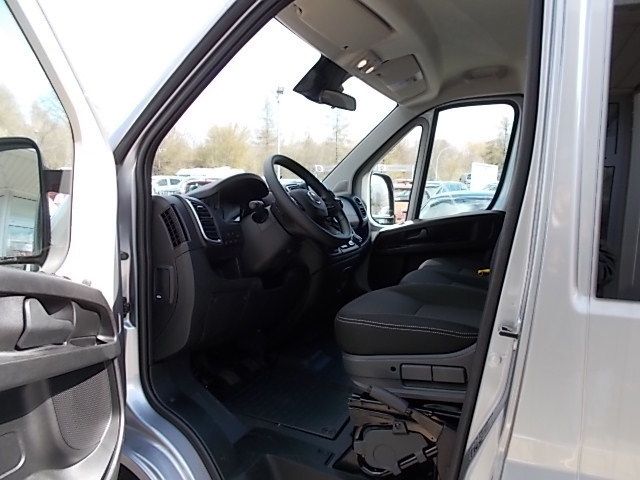 Fahrzeugabbildung Fiat Ducato Kombi 33 L2H2 140 PS + 9 Sitzer