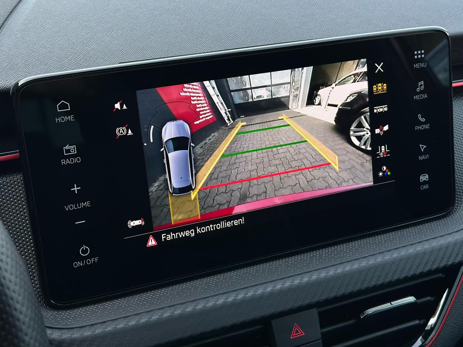 SKODA Scala 1.5TSI MONTE CARLO LED#KEYLESS#NAVI#SPUR - Image 21