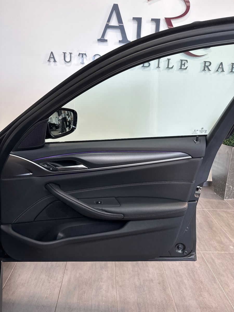 Fahrzeugabbildung BMW 540 i Touring xDrive M-Sport NAV+LED+HEAD-UP