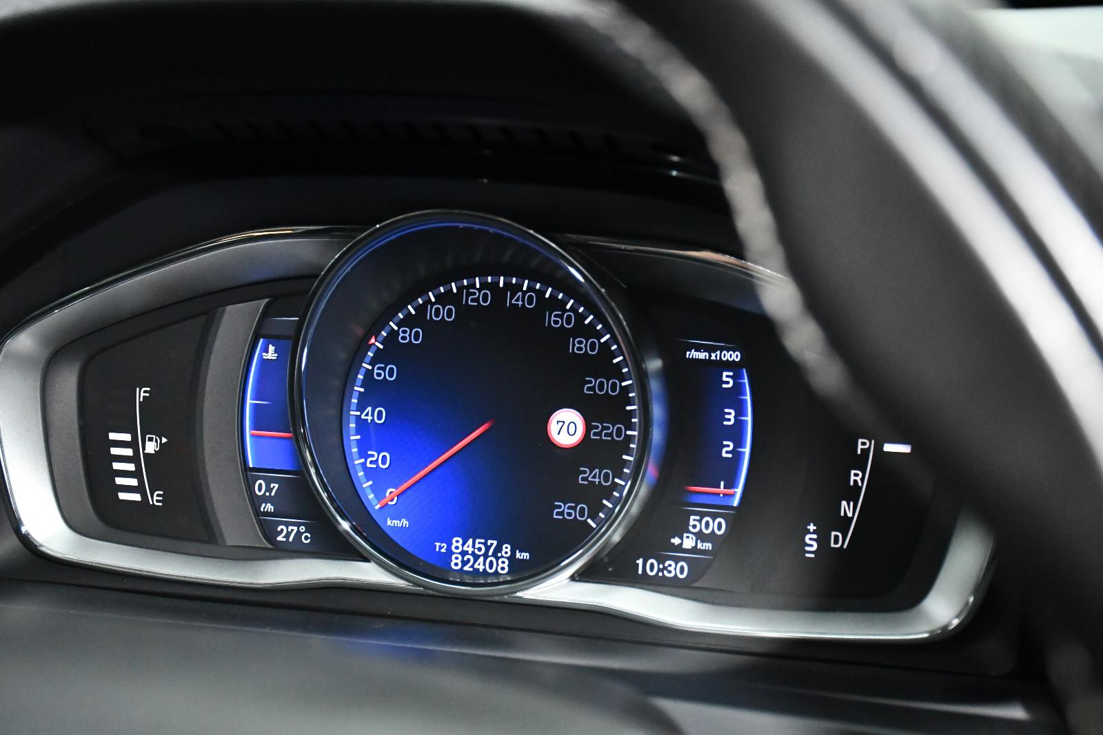Volvo V60 D4 R-Design Aut. Kamera Leder Navi Ahk 82tkm