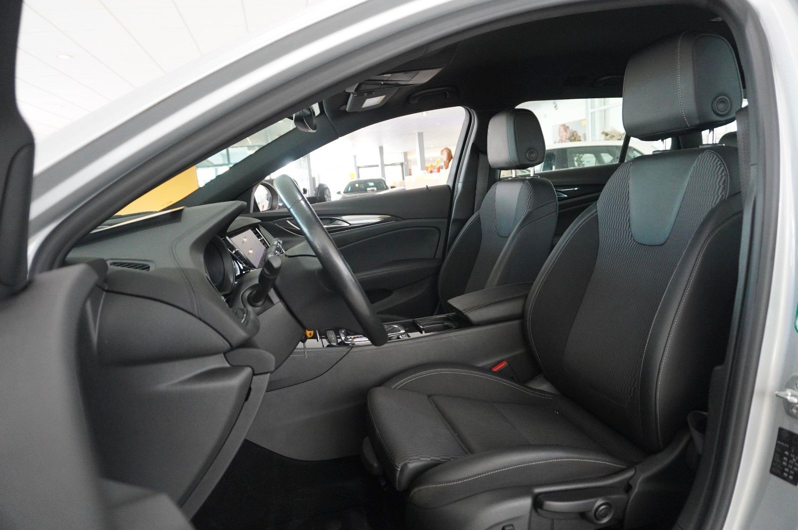 Fahrzeugabbildung Opel Insignia B ST 2.0T ELEGANCE NAVI/LED/VIRT/SH/DAB