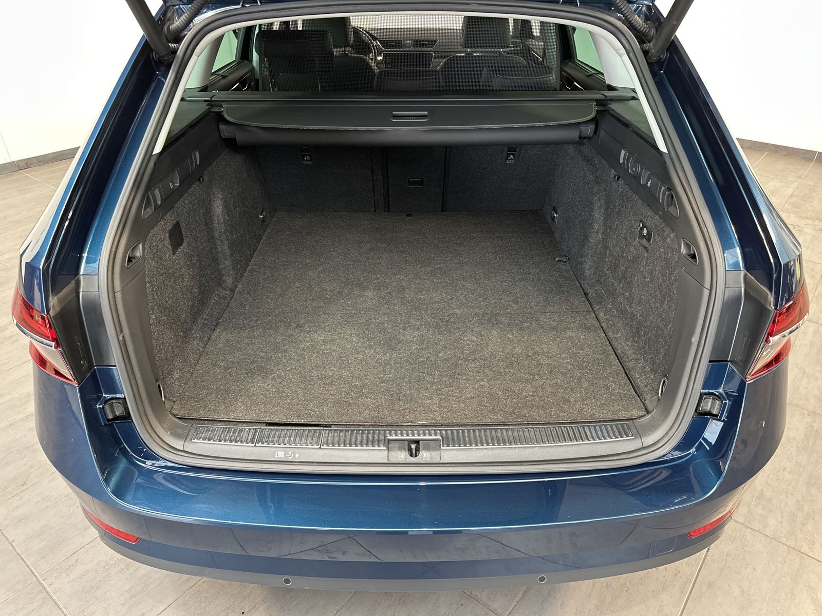 Fahrzeugabbildung SKODA Superb Combi 1.4 TSI iV DSG L&K NAV+LED+AHK+360°