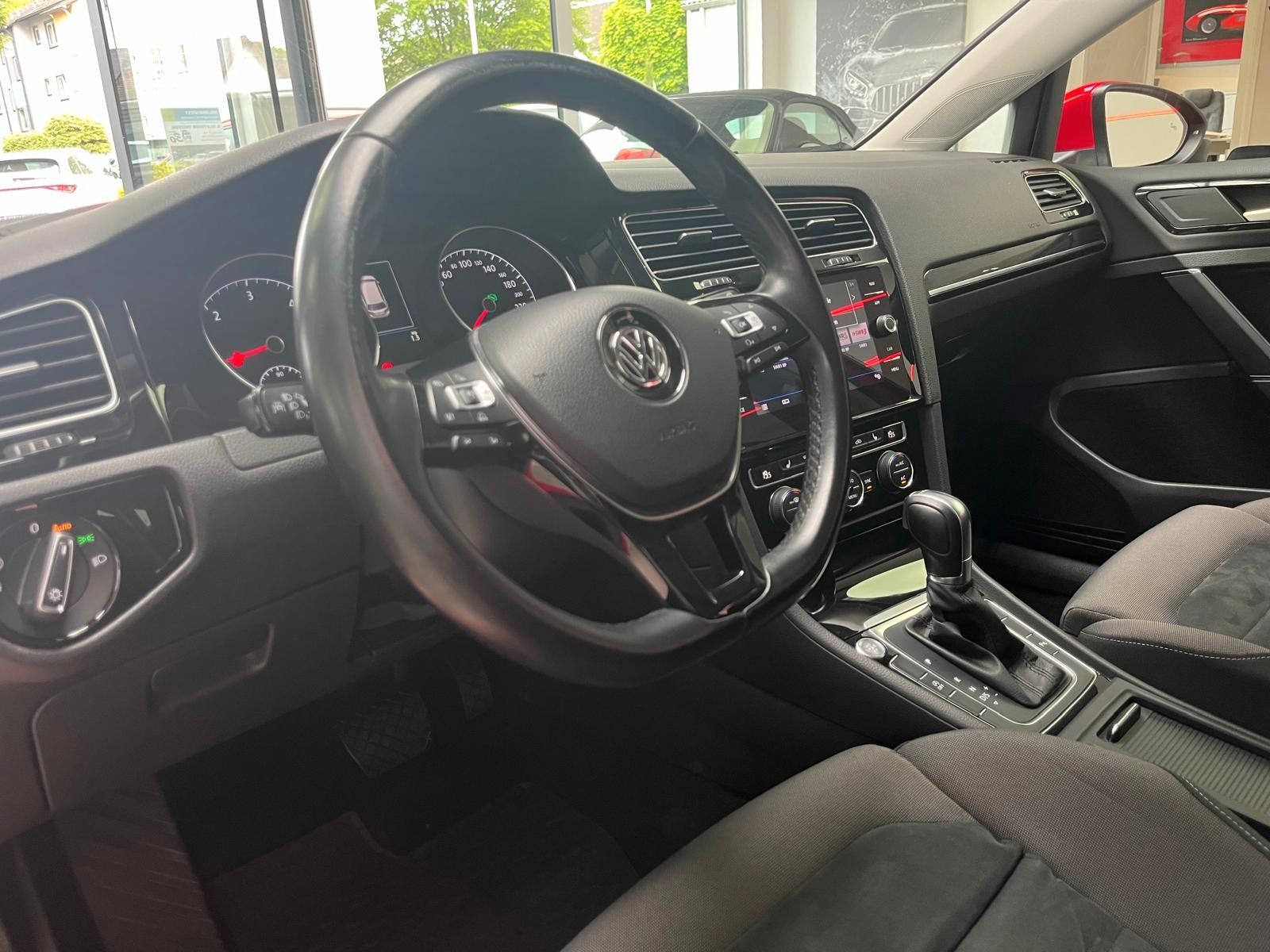 Fahrzeugabbildung Volkswagen Golf VII Variant 2.0 TDI Highline*Pano*RFK*AHK*L