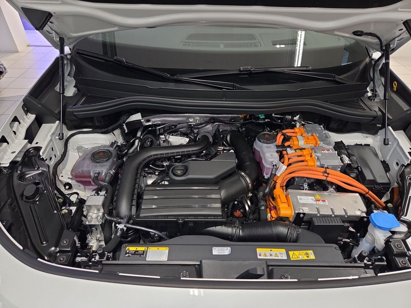 Fahrzeugabbildung Volkswagen Tayron R-Line 1.5 eHybrid DSG Sportpaket HUD AD