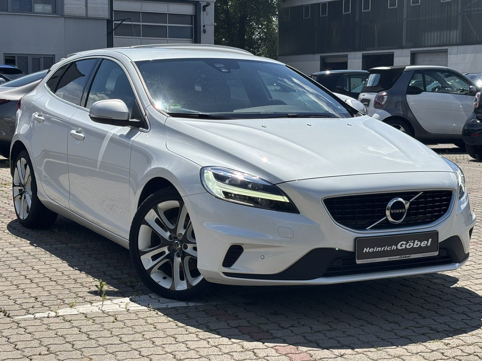 Fahrzeugabbildung Volvo V 40 T2 2.0 R-DESIGN*SHZ VORN/HINTEN*LED*BLUETOO
