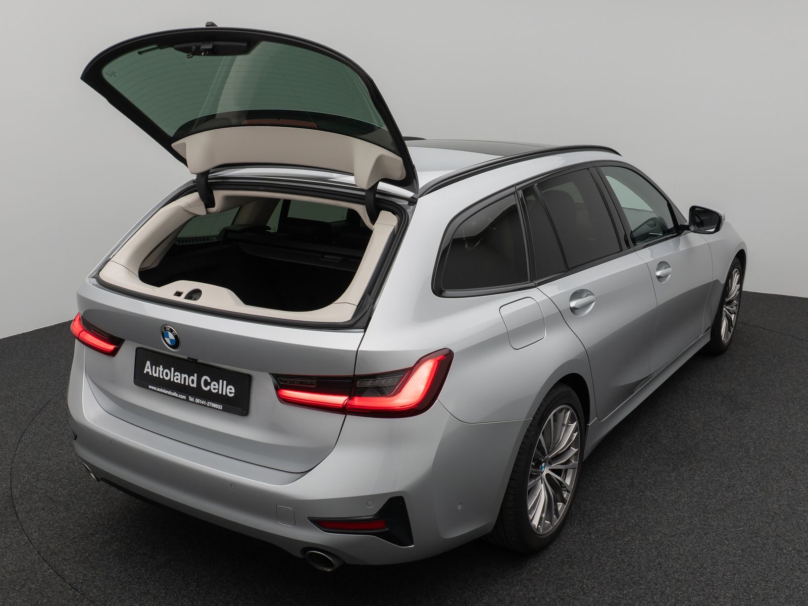 Fahrzeugabbildung BMW 330d xD Sport Line Kamera Panorama HUD DAB H/K
