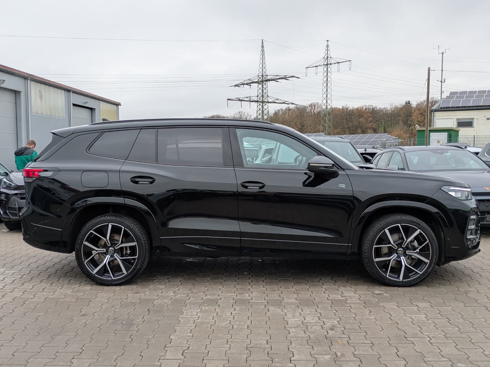 Fahrzeugabbildung Volkswagen Tayron 2.0 TDI 4M R-Line BLACK*7Si*MATRIX*PANO