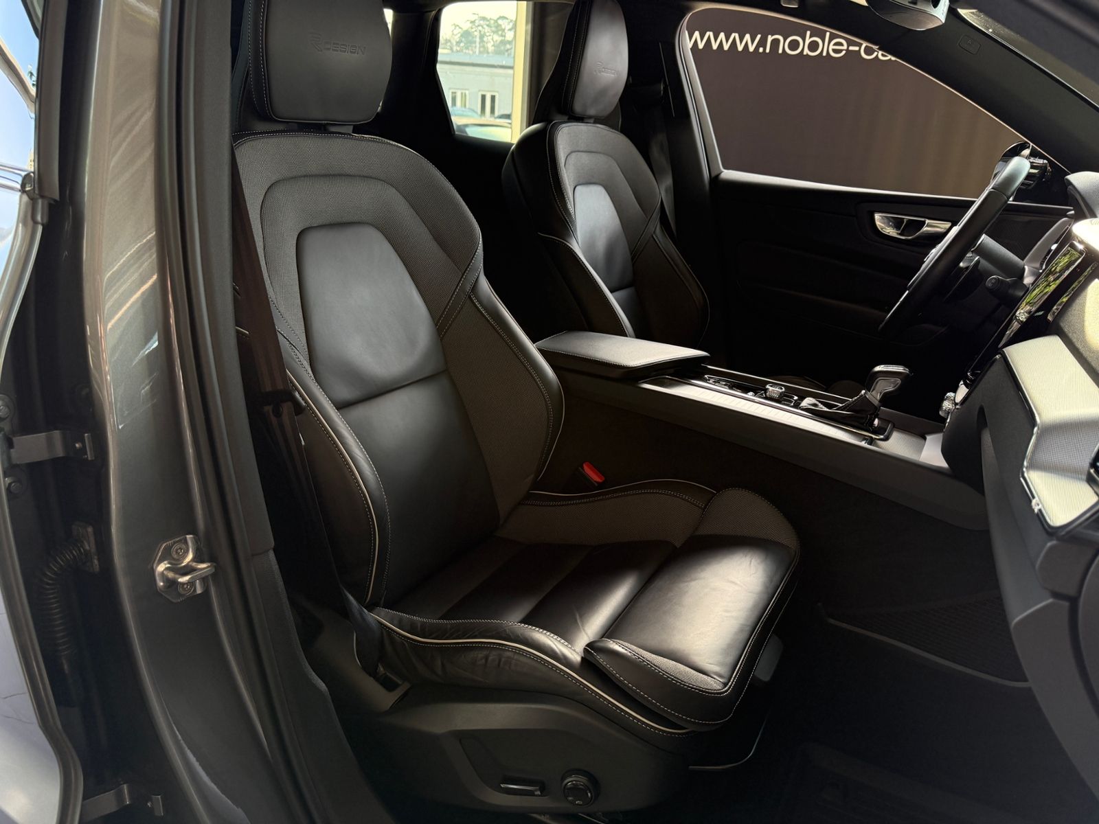 Fahrzeugabbildung Volvo XC60 R Design AHK H/K KAM LED