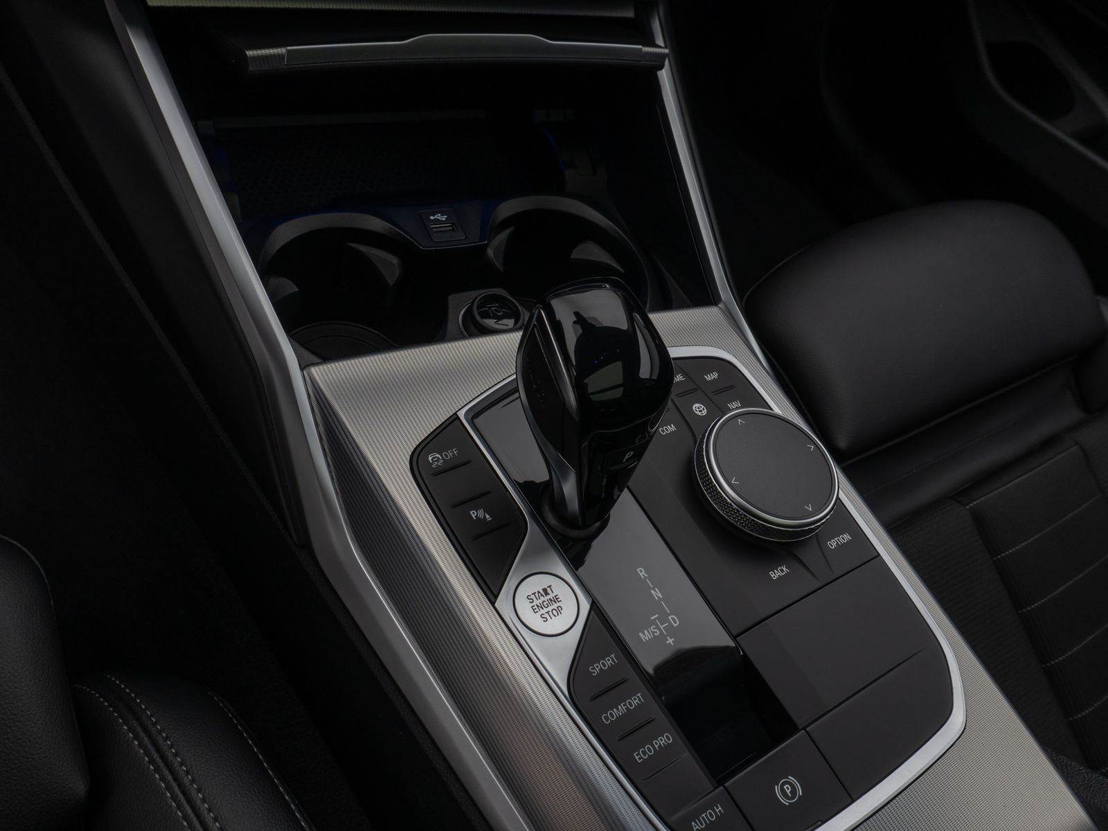 Fahrzeugabbildung BMW 320d SportLine Panorama Kamera DAB Komfort Alarm