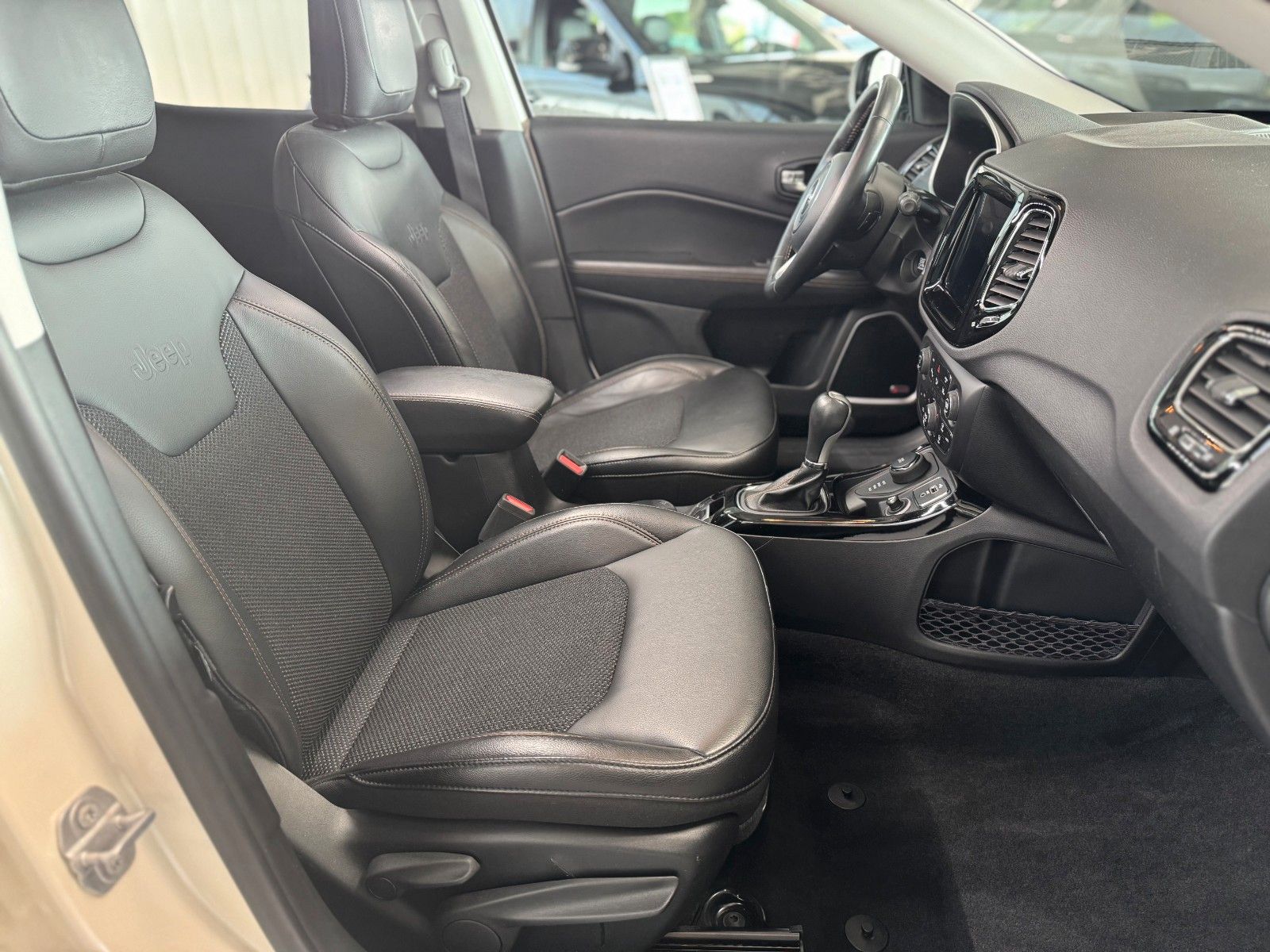 Fahrzeugabbildung Jeep Compass Limited 4WD DAB+ Xenon Beats Navi