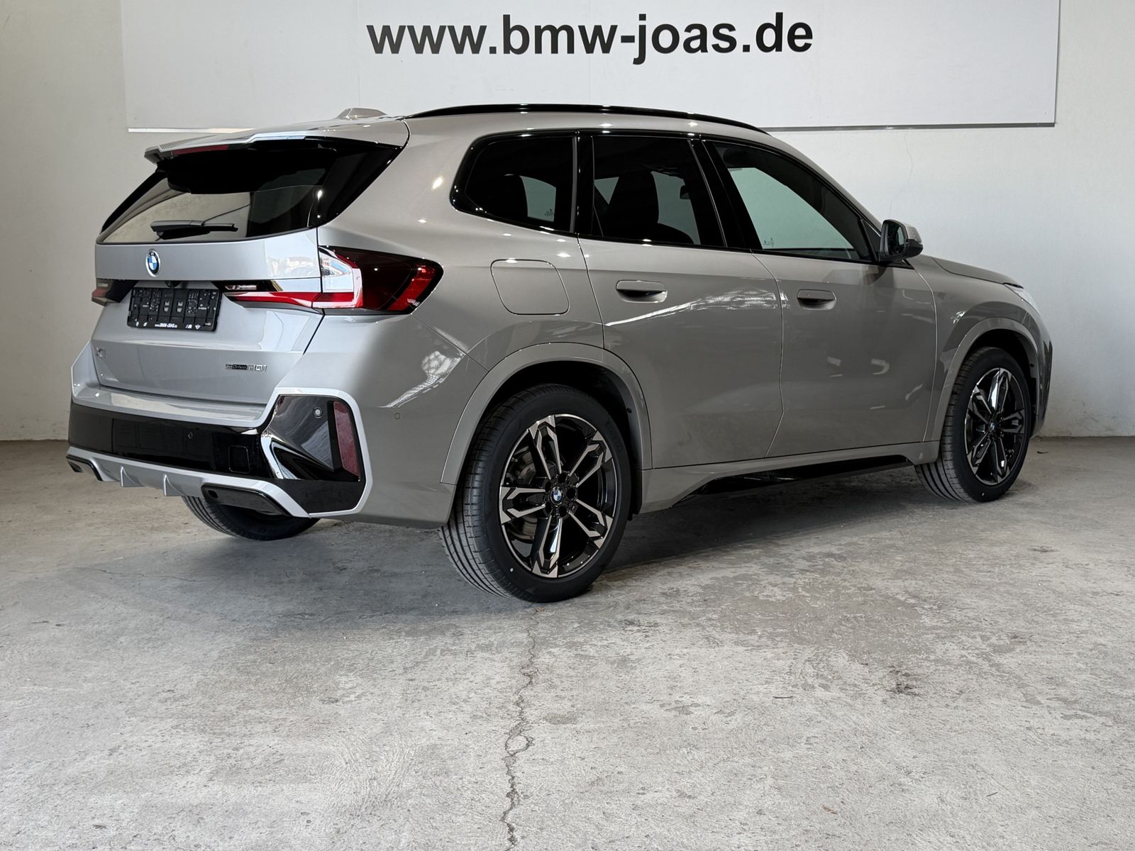 Fahrzeugeinzelansicht 17 Fahrzeugabbildung BMW X1 sDrive20i Panodach~AHK~Head-Up Display DAB