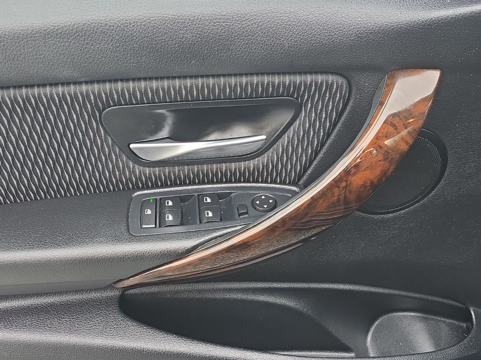 Fahrzeugabbildung BMW 320 i+NAVI BUSINES+PDC+SHZ