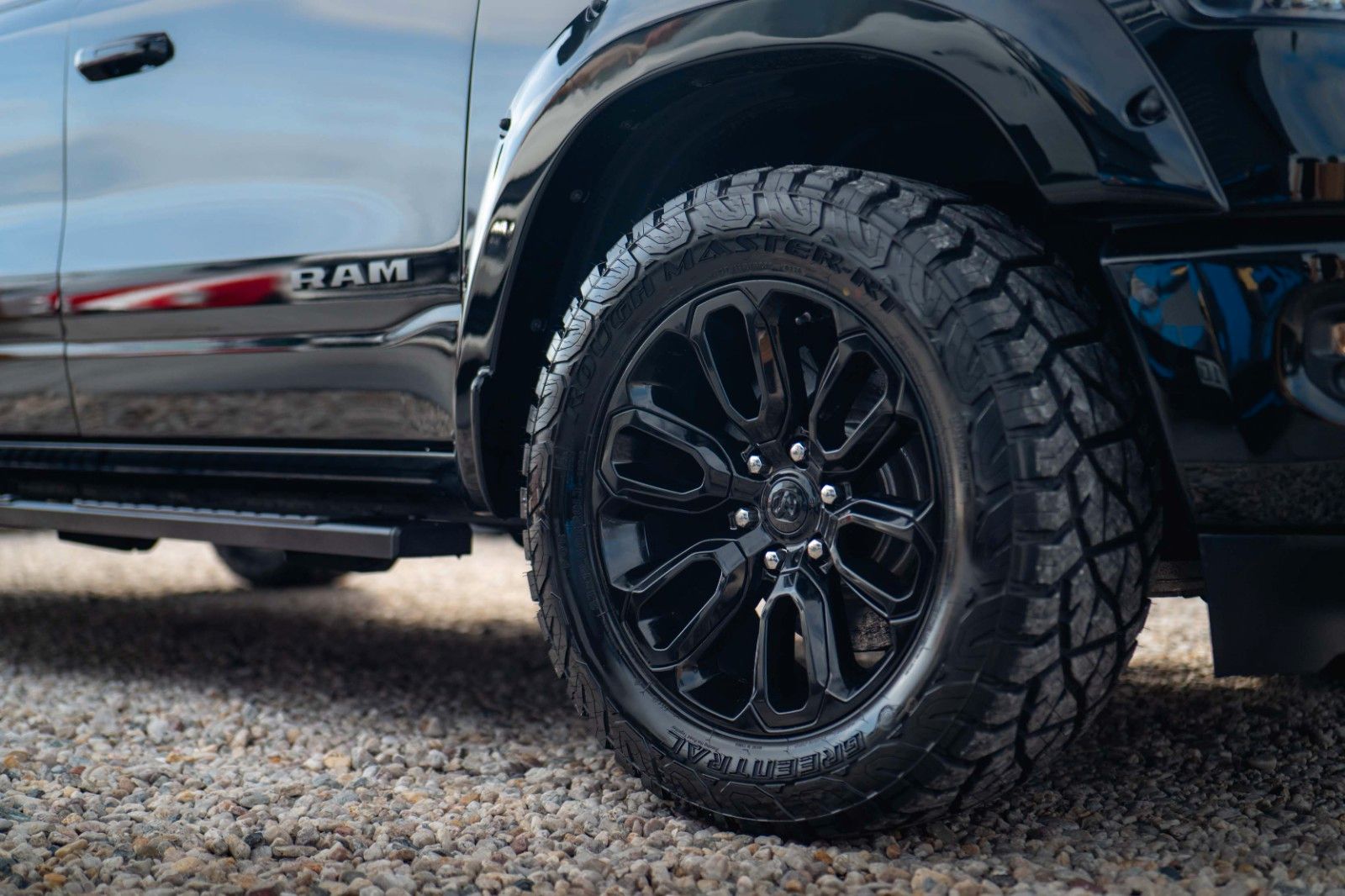 Fahrzeugabbildung Dodge RAM 5.7 V8 HEMI 4x4 Night LARAMIE Pano LED 19%