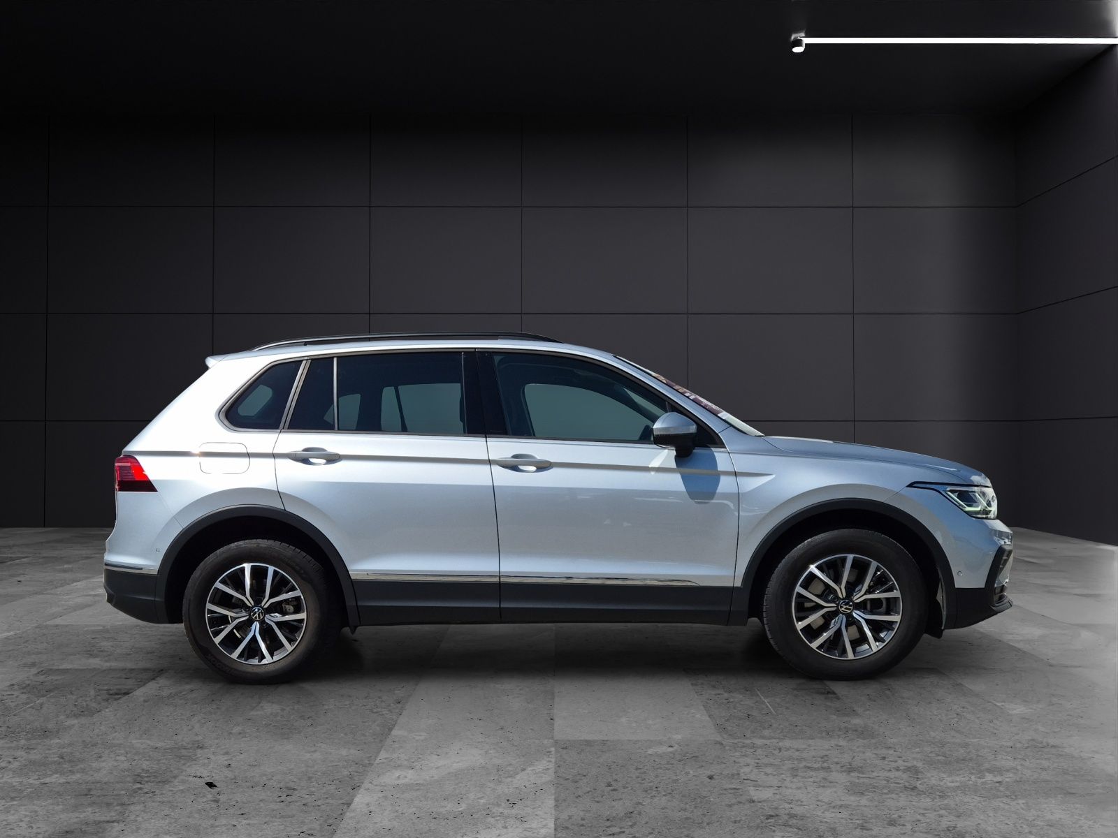Fahrzeugabbildung Volkswagen Tiguan eHybrid Life DSG Matrix AHK Navi AID ACC