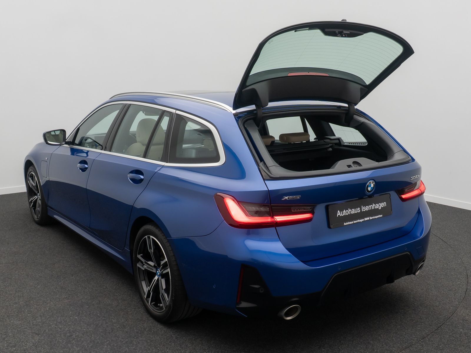 Fahrzeugabbildung BMW 330e xD  M Sport Panorama Kamera HUD DAB HiFi