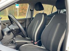 Fahrzeugabbildung Hyundai i10 1.2 Trend *Sitzhzg*Lenkradhzg*Spurhalte*PDC*