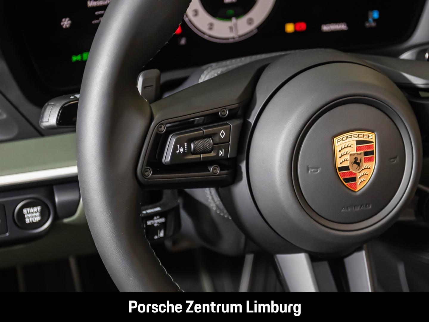 PORSCHE 992 911 CARRERA 4 GTS CABRIOLET