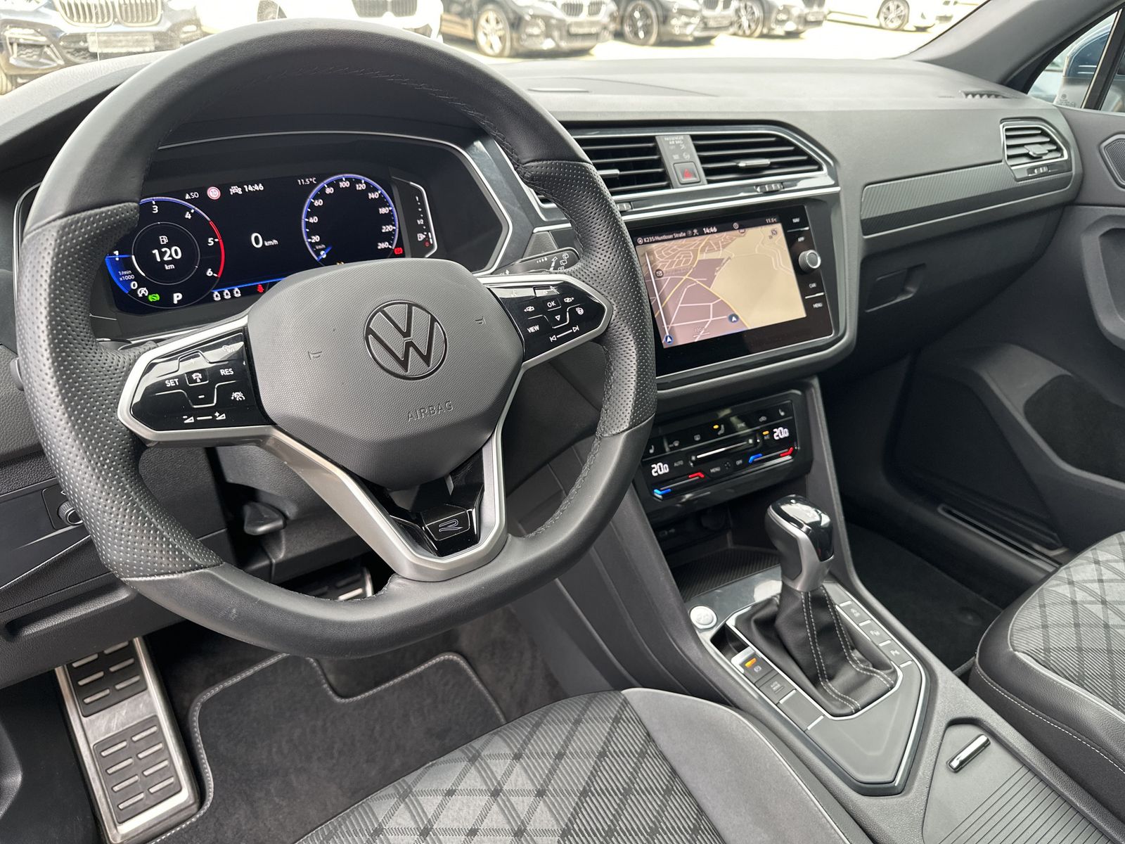 Fahrzeugabbildung Volkswagen Tiguan 2.0 TDI DSG R-Line NAV+MATRIX+AHK+ACC+KAM